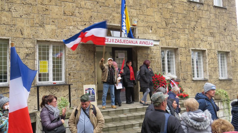 Fotografija: Pred muzejem Avnoja je vihrala jugoslovanska zastava. FOTO: Bojan Rajšek