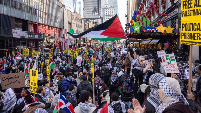 Fotografija: Demonstracije v podporo Palestincem med tradicionalno zahvalno Macyjevo parado v New Yorku. FOTO: Yuki Iwamura/AFP