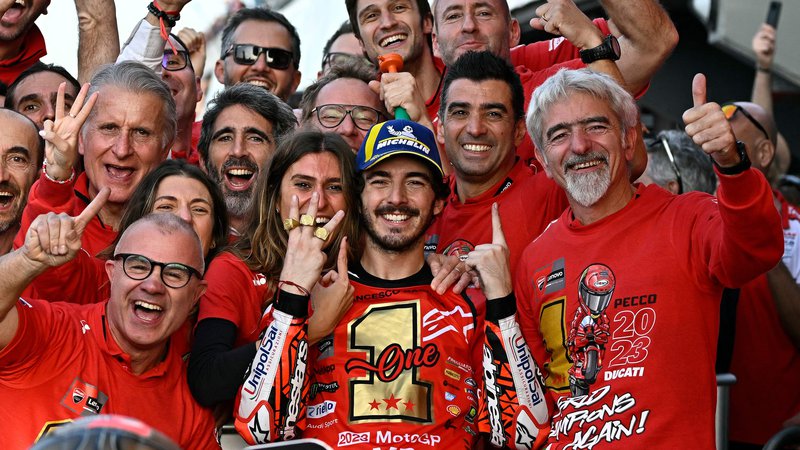 Fotografija: Francesco Bagnaia se je takole s srčno izbranko Domizio Castagnini in Ducatijevo ekipo veselil končnega uspeha. FOTO: Javier Soriano/AFP
