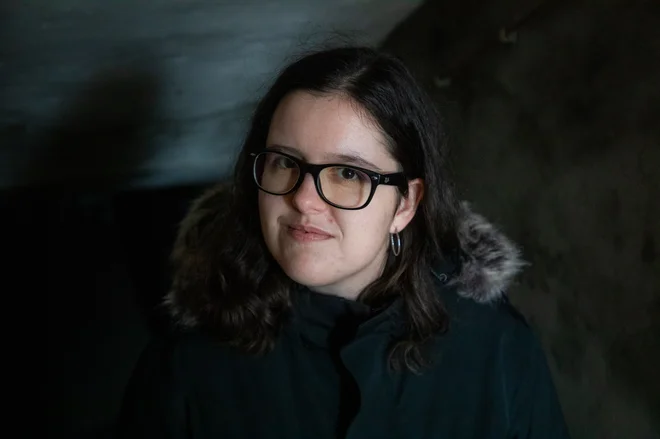 Anja Zidar (1997) je končala študij angleščine in slovenščine na Filozofski fakulteti v Ljubljani. Literarne kritike piše za Radio Študent, Razpotja in Literaturo. Občasno prevaja iz angleščine. FOTO: Voranc Vogel