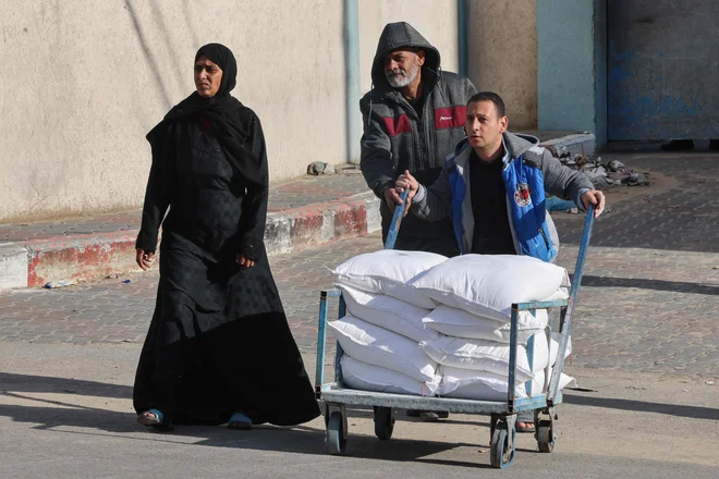 Prekinitev ognja naj bi trajala do torka zjutraj. FOTO: Said Khatib/AFP