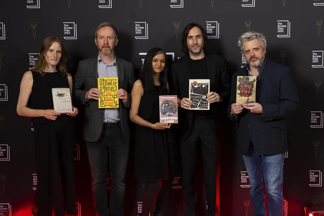 Pet nominirancev (manjka Jonathan Escoffery) Sarah Bernstein, Paul Murray, Chetna Maroo, Paul Lynch in Paul Harding v Nacionalni portretni galeriji v Londonu. FOTO: David Parry/Booker Prize Foundation