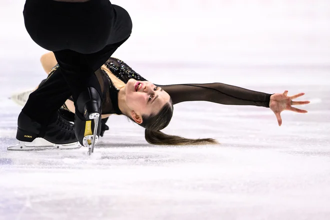 Kanadčana Kelly Ann Laurin in Loucas Ethier tekmujeta v prostem drsanju parov na tekmi za Veliko nagrado ISU v umetnostnem drsanju NHK Trophy v mestu Kadoma v japonski prefekturi Osaka. Foto: Philip Fong/Afp
