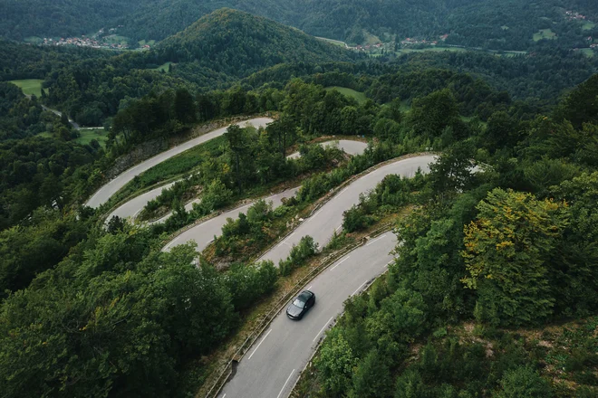 Serpentine ceste čez Strmo reber ponujajo nepozabno izkušnjo za vsakega voznika. FOTO: Porsche Center Ljubljana