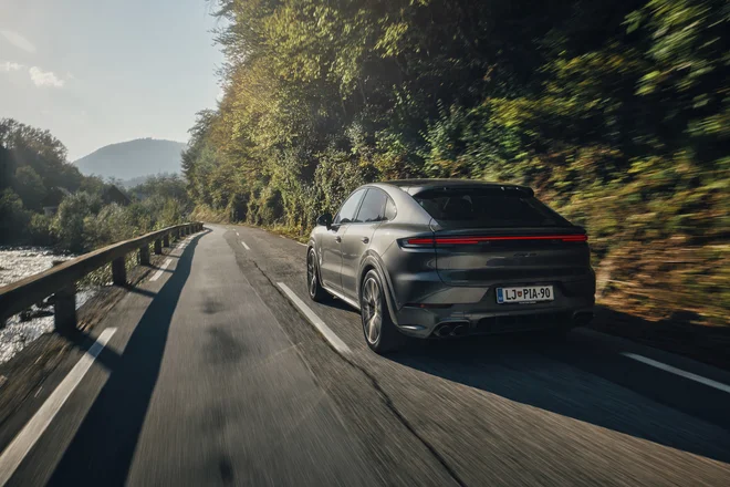 Z drznejšim dizajnom in zmogljivejšimi pogoni bo novi Cayenne še okrepil svoje mesto na prestolu športnih SUV-ov. FOTO: Porsche Center Ljubljana