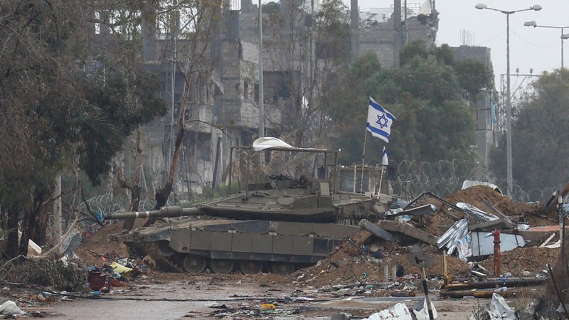 Fotografija: Izraleske sile so še vedno v uničeni Gazi. FOTO: Ibraheem Abu Mustafa/Reuters