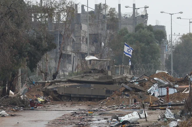 Izraleske sile so še vedno v uničeni Gazi. FOTO: Ibraheem Abu Mustafa/Reuters