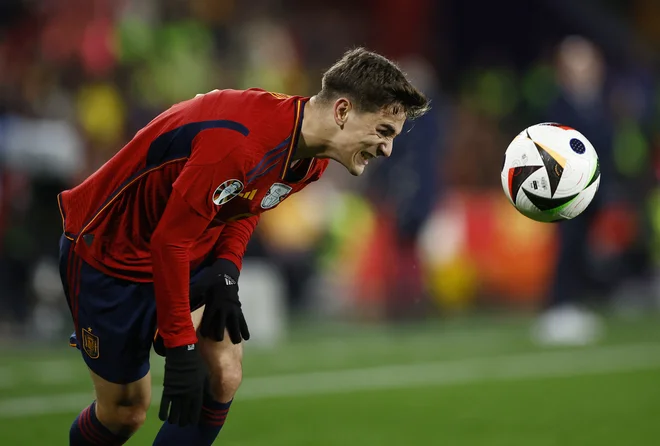 Gavi je eden najbolj priljubljenih nogometašev v Evropi. FOTO: Juan Medina/Reuters