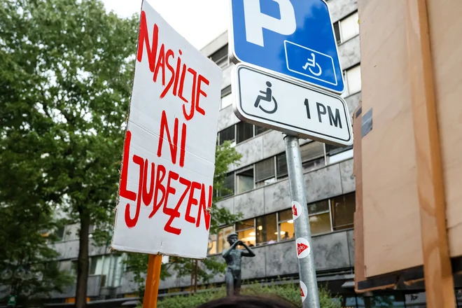 Pozornost je treba nameniti tudi prikritim oblikam nasilja nad starejšimi, ki jih je težko odkriti, ker jih žrtve skrivajo. FOTO: Črt Piksi/Delo