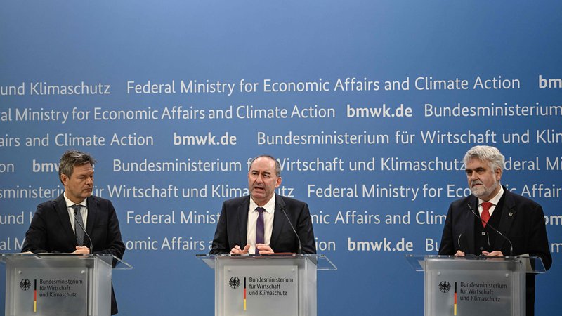 Fotografija: Minister za gospodarstvo in podnebno politiko Robert Habeck (levo), bavarski gospodarski minister Hubert Aiwanger (na sredini) in predsednik konference energetskih ministrov Armin Willingmann (desno) obljubljajo, da bodo našli manjkajoča sredstva za investicije v gospodarstvo. FOTO: Tobias Schwarz/AFP