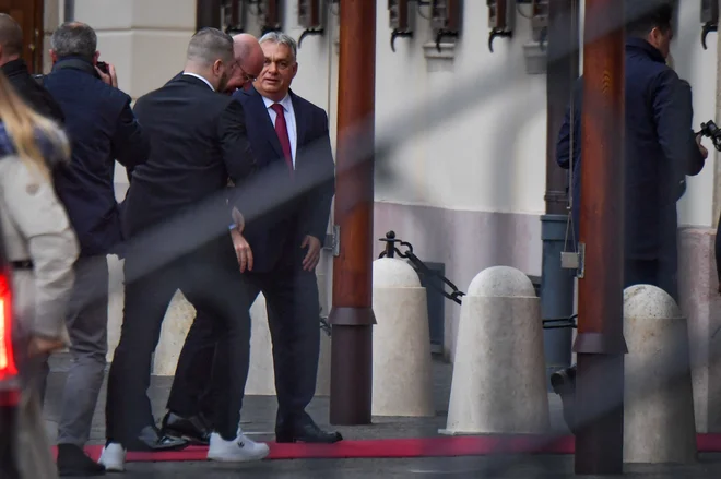 Predsednik evropskega sveta Charles Michel se je včeraj odpravil v Budimpešto, potem ko je od Viktorja ­Orbána prejel pismo z zahtevami. FOTO: Ferenc Isza/AFP
