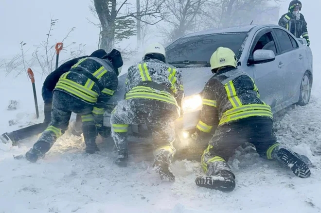 Ukrajinske enote civilne zaščite na terenu. FOTO: Handout/AFP