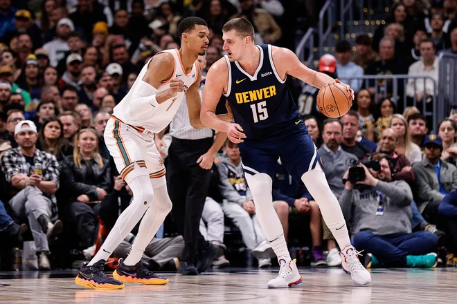Ob prvem soočenju v ligi NBA Nikole Jokića in Victorja Wembanyame je srbski as dosegel veliko več točk, a francoski najstnik je navdušil Srba. FOTO: Isaiah J. Downing/Usa Today Sports Via Reuters Con