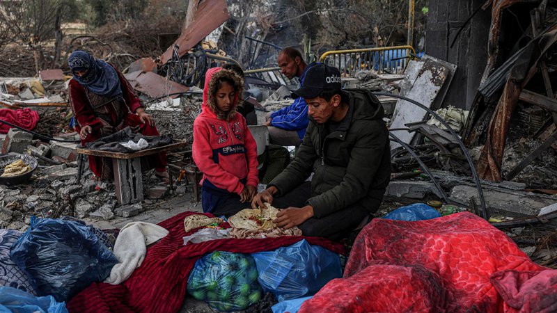 Fotografija: Palestinci pripravljajo obrok v porušeni vasi Khuzaa vzhodno od Khan Yunisa, blizu mejne ograje med Izraelom in južno Gazo, med premirjem v spopadih med Izraelom in palestinsko militantno skupino Hamas. Izraelska vlada je danes sporočila, da je Hamas opozorila, da je možnost podaljšanja premirja na območju Gaze odprta. Foto: Said Khatib/Afp