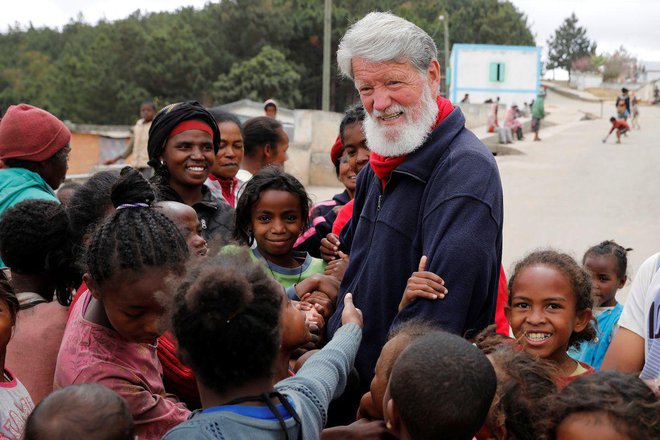Prvič je odšel na Madagaskar kot bogoslovec med letoma 1970 in 1972, drugič pa že kot duhovnik leta 1976 in tam ostal do danes. FOTO: Baz Ratner/Reuters