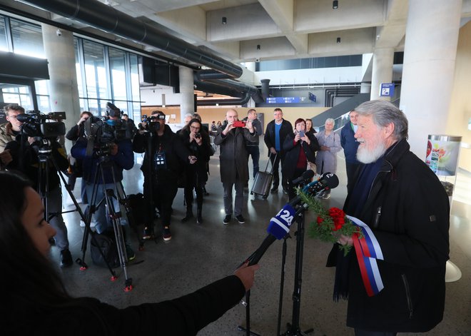 Pedro Opeka je pristal na brniškem letališču, pot pa ga bo najprej vodila v Celovec. FOTO: Dejan Javornik/Slovenske novice