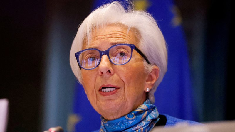 Fotografija: Ob intenzivnem obrestnem ukrepanju ECB in ohlajanju gospodarstva je tudi vse manj kreditiranja. Finančni trgi zato skrbno spremljajo izjave predsednice Christine Lagarde.  FOTO: Johanna Geron Reuters