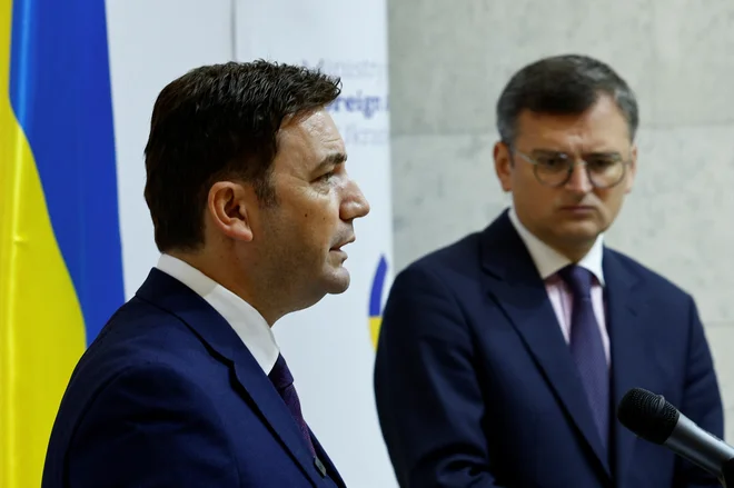 Severnomakedonski zunanji minister Bujar Osmani in vodja ukrajinske diplomacije Dmitro Kuleba med nedavnim srečanjem v Kijevu FOTO: REUTERS/Thomas Peter