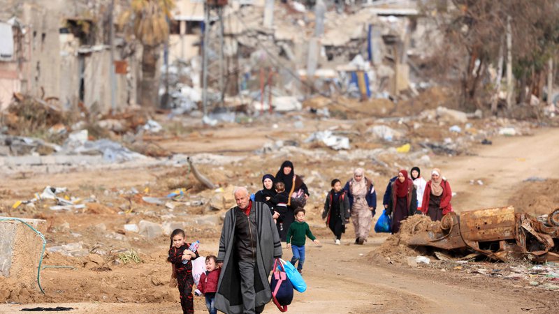 Fotografija: Palestinci bežijo proti jugu Gaze. FOTO: Mahmud Hams/AFP