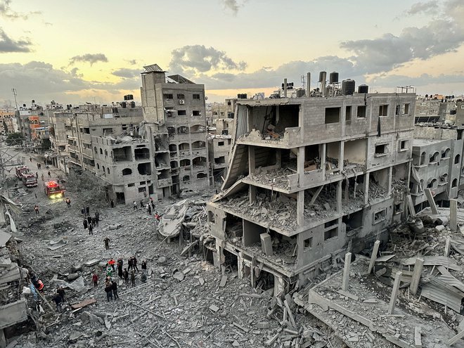 Izrael je bombardiral tudi begunsko taborišče. FOTO: Stringer Reuters