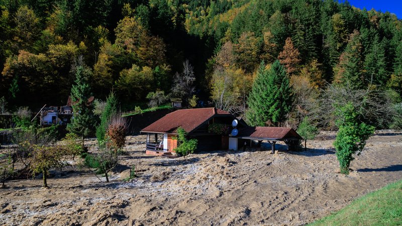 Fotografija: Takoj po poplavah je EK prek mehanizma civilne zaščite EU Sloveniji ponudila pomoč, ki je med drugim vključevala helikopterje, tovornjake in bagre. FOTO: Črt Piksi/Delo