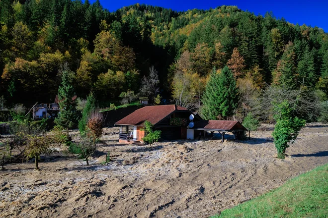 Takoj po poplavah je EK prek mehanizma civilne zaščite EU Sloveniji ponudila pomoč, ki je med drugim vključevala helikopterje, tovornjake in bagre. FOTO: Črt Piksi/Delo