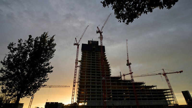 Fotografija: Zaradi insolventnosti holdinga Signa se je ustavila gradnja 950 milijonov evrov vrednega nebotičnika Elbtower v Hamburgu, po Nemčiji pa je trenutno v mirovanju kar 21 velikih projektov Signe. FOTO: Fabian Bimmer/REUTERS