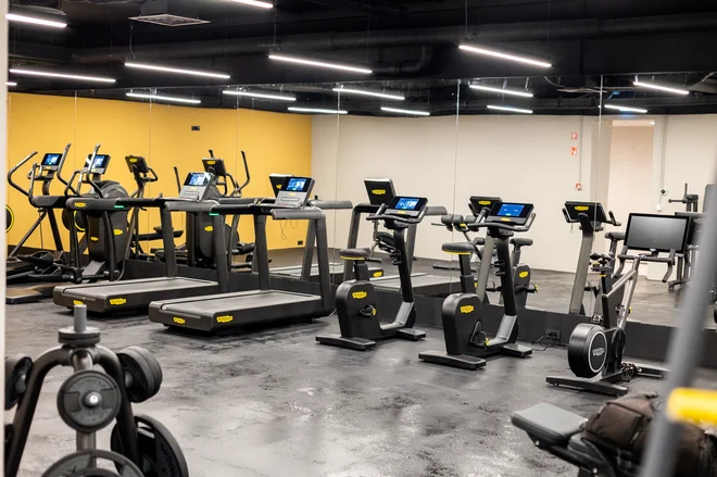 Fitnes je tudi dovolj prostoren za sproščujoče vaje in treninge sredi mestnega vrveža. FOTO: Spektra 