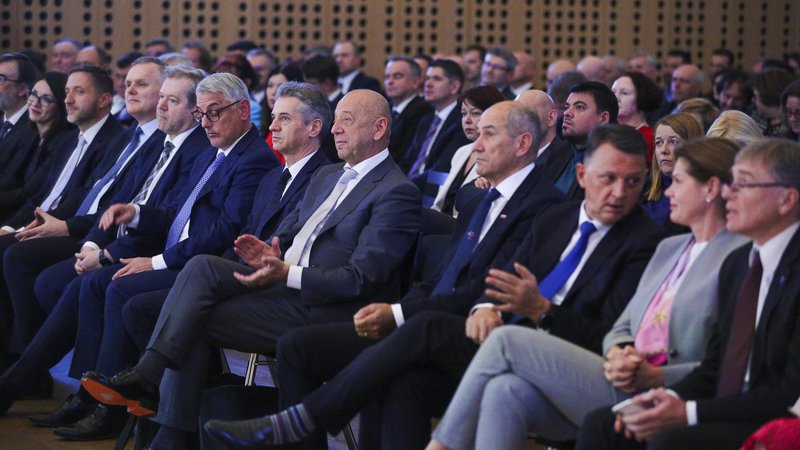 Fotografija: Vrha gospodarstva so se udeležili predsednik vlade in nekateri ministri ter tudi nekateri nekdanji premieri. FOTO: Jože Suhadolnik/Delo