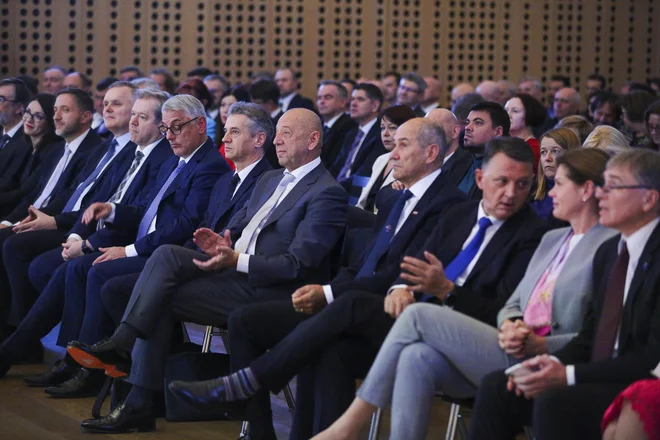 Vrha gospodarstva so se udeležili predsednik vlade in nekateri ministri ter tudi nekateri nekdanji premieri. FOTO: Jože Suhadolnik/Delo