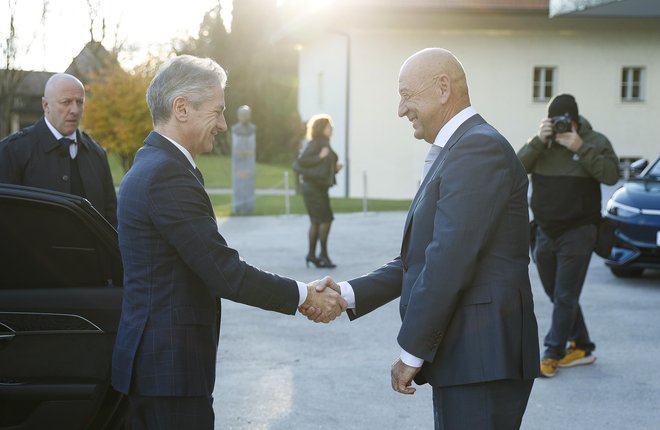 Robert Golob (levo) je predsedniku GZS Tiborju Šimonki obljubil komunikacijo. FOTO: Jože Suhadolnik/Delo