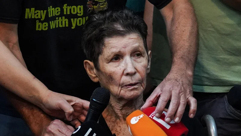 Jočeved Lifšic iz kibuca Nir Oz je Hamas izpustil po šestnajstih dneh, 23. oktobra. FOTO: Janis Laizans/Reuters