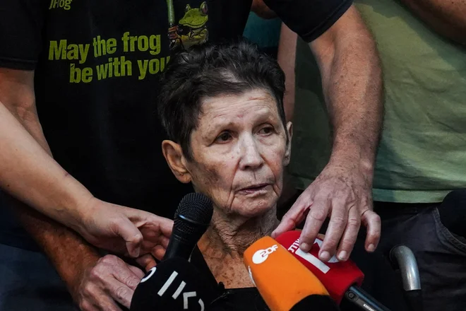 Jočeved Lifšic iz kibuca Nir Oz je Hamas izpustil po šestnajstih dneh, 23. oktobra. FOTO:  Janis Laizans/Reuters