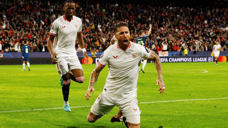 Fotografija: Sergio Ramos se je takole veselil jubilejnega gola. FOTO: Marcelo Del Pozo/Reuters