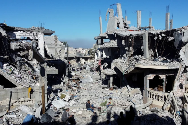 V okviru podaljšanja premirja je izraelska vlada sporočila, da je že prejela nov seznam talcev, ki jih bo Hamas izpustil danes. FOTO: Mohammed Salem/Reuters