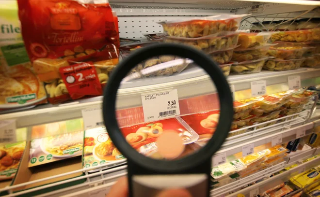 Inflacija pada, cene hrane so še vedno med njenimi glavnimi gonili. FOTO: Jože Suhadolnik/Delo