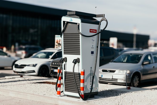 S skoraj 500 polnilnicami v širši regiji, vključno s Hrvaško, Črno goro in Srbijo, je Petrol ključni igralec v vzpostavljanju infrastrukture za električna vozila. FOTO: Petrol