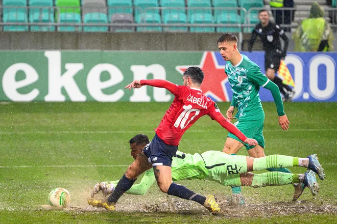 Remy Cabella je srečno, spretno in ob pomoči namočenega igrišča za 1:0 premagal morda celo najboljšega psoameznika pri zeleno-belih Denisa Pintola. FOTO: Jure Makovec/AFP