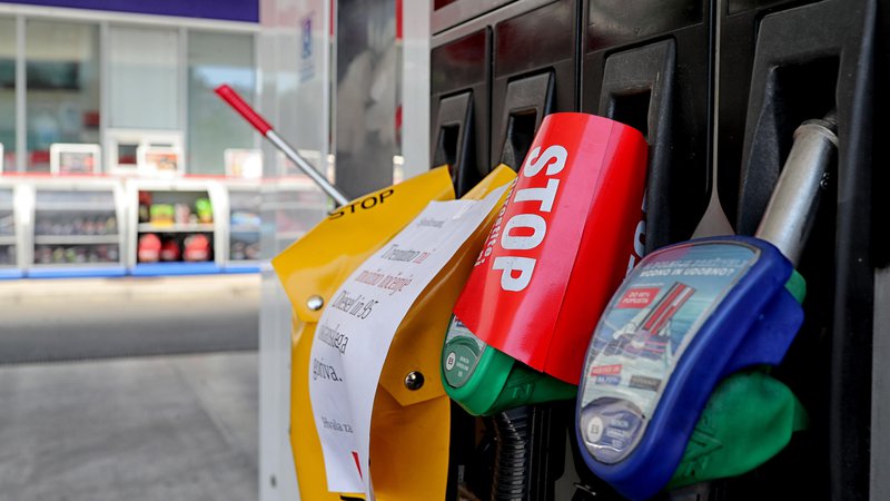 Fotografija: Petrol s prodajo naftnih derivatov ustvari slabo polovico prihodkov in 39 odstotkov EBITDA. FOTO: Blaž Samec/Delo