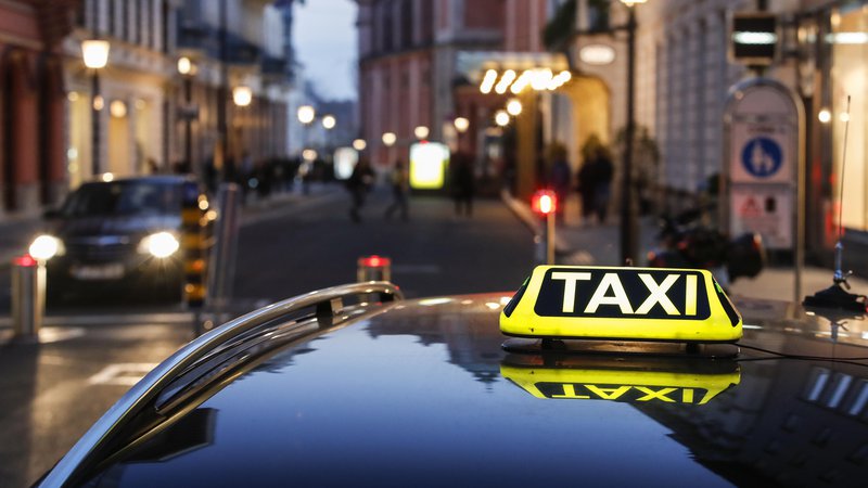 Fotografija: Prevoz s taksijem je najbolje naročiti po telefonu ali z aplikacijo. FOTO: Uroš Hočevar