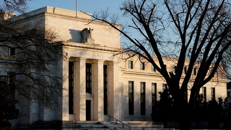 Fotografija: Prihodnje odločitve ameriške centralne banke Federal Reserve so spet pomemben del premišljevanja investicijskih analitikov.

FOTO: Joshua Roberts/Reuters