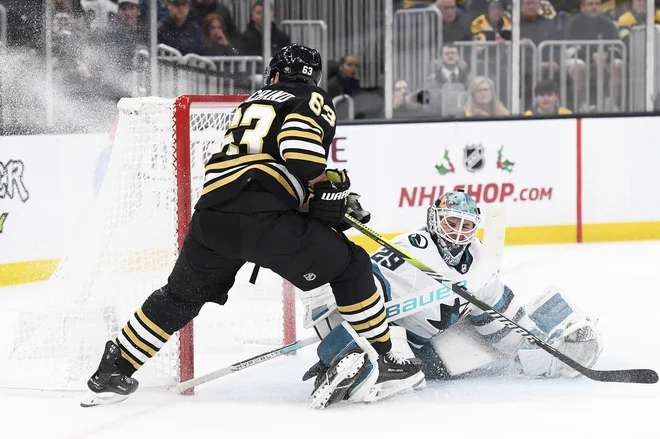 Proti San Joseju je lani najboljša ekipa rednega dela Boston vendarle končala črn niz treh porazov. FOTO: Bob Dechiara/USA Today