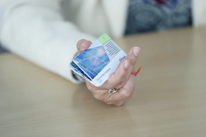 Mikročipi, ki pomagajo pri varčevanju z energijo. FOTO: Jože Suhadolnik/Delo