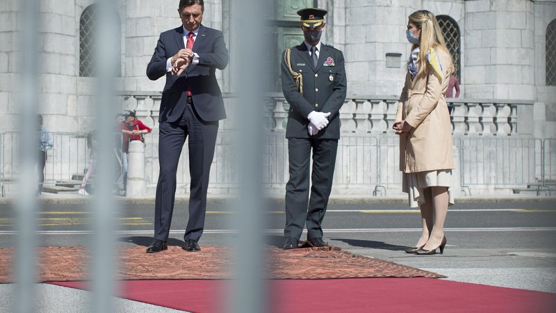 Fotografija: Borut Pahor v pričakovanju... jutrišnje Slovenije. FOTO: Jure Eržen/Delo
