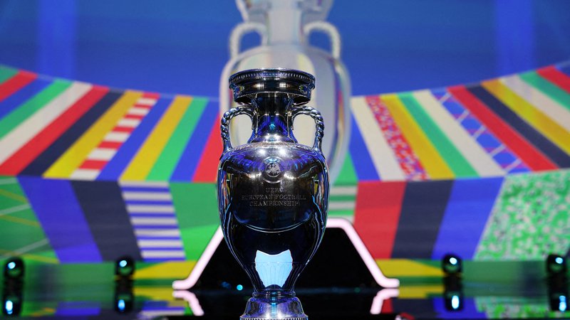 Fotografija: Pokal, ki ga prejem zmagovalec Eura 2024. Foto Kai Pfaffenbach/Reuters