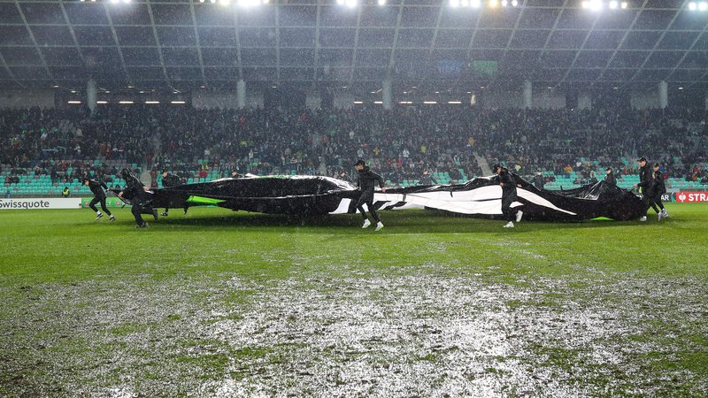 Fotografija: Poplavljeno igrišče v Stožicah je bila nogometna sramota leta, ki je šla daleč prek meja. FOTO:Matej Družnik/Delo