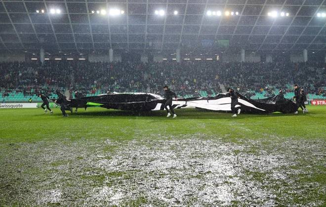 Poplavljeno igrišče v Stožicah je bila nogometna sramota leta, ki je šla daleč prek meja. FOTO:Matej Družnik/Delo