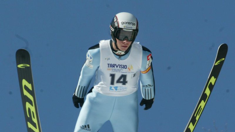 Fotografija: Kolesarski šampion Primož Roglič na mladinskem svetovnem prvenstvu 2007 v smučarskih skokih, na katerem je osvojil zlato kolajno na ekipni tekmi. FOTO: Jure Eržen/Delo