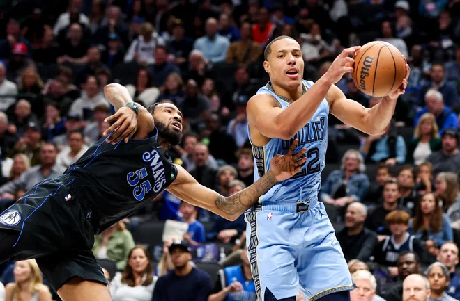 Desmond Bane (z žogo) je bil uspešnejši od Dallasovega aduta Derricka Jonsa mlajšega. FOTO: Kevin Jairaj/Usa Today Sports
