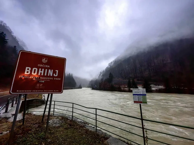 Pretok Save Bohinjke se bo po pričakovanjih Arsa v naslednjih urah začel zmanjševati. FOTO: Miha Ž./Neurje.si